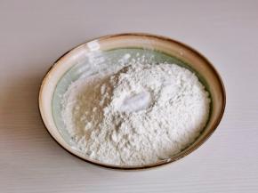 首先和面，面粉中加盐，分次加水搅拌絮状再揉圆。（虽然给出用水量，但是不同面粉吸水性不同，所以分次加入，看情况调整水量）
