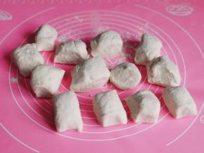 分成等份的小面团，盖上保鲜膜醒10分钟。