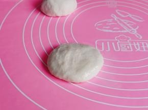 取一块面团压扁，刷油。