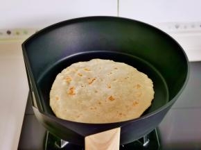 饼胚放入平底锅中，不用刷油。