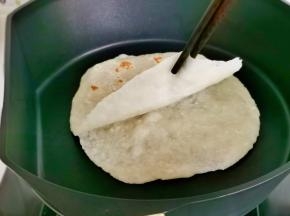 煎至表面鼓起，趁热撕开，依次做好。