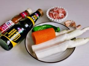 茭白肉丝的食材，洗净处理好全部切丝。