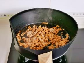 加入料酒，生抽翻炒均匀。