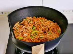 加入胡萝卜丝，青椒丝快速翻炒1分钟关火。