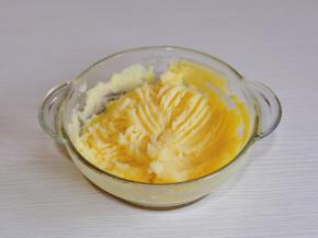 取出压成土豆泥。