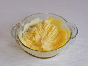 取出压成土豆泥。