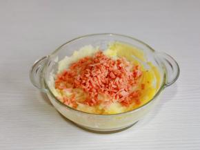 加入胡椒，切碎的香肠。