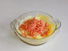 加入胡椒，切碎的香肠。