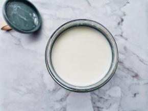 首先提前一晚做好酸奶，酸奶杯提前洗净消毒，加入少量牛奶，加入小半包酸奶发酵剂，充分搅拌均匀，然后加入剩下的牛奶，撇去泡沫。盖上盖，接通电源，选择标准模式，10个小时以后就可以啦。