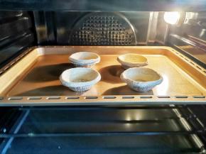 酸奶做好后提前预热烤箱，将蛋挞皮放入烤箱，180度烤8分钟取出。