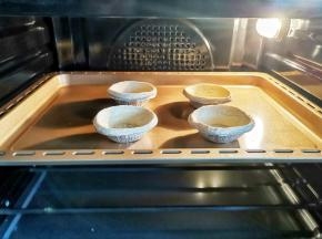 酸奶做好后提前预热烤箱，将蛋挞皮放入烤箱，180度烤8分钟取出。