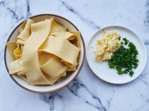 准备好所有食材。