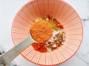 碗中加一勺生抽十1勺醋十1勺辣椒粉+1勺芝麻+1勺孜然粉粒十1勺白糖十1勺红油辣椒拌均匀备用。