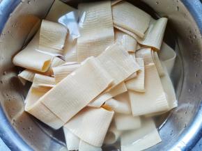 豆皮提前用清水浸泡软，