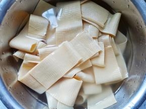 豆皮提前用清水浸泡软，