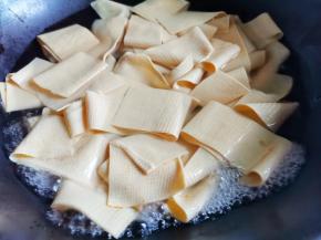 水开下锅烫30秒去除豆腥味，捞出过凉沥干，