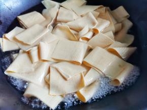 水开下锅烫30秒去除豆腥味，捞出过凉沥干，
