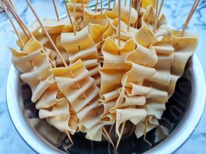 一张豆皮切成三段，用竹签串成串串。
