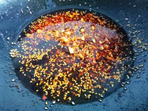 锅中倒少许油放入蒜末爆香关火，加调料拌均匀，