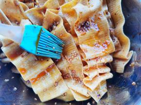 用刷子均匀刷在串串上。