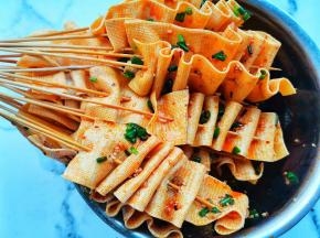 巨好吃的孜然香辣豆皮串串就完成啦。