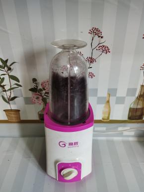 紫菜撕成小块，放料理机搅打10秒钟，搅打成小碎块！（没有料理机的也可以用手撕成小块！）