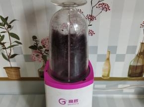 紫菜撕成小块，放料理机搅打10秒钟，搅打成小碎块！（没有料理机的也可以用手撕成小块！）