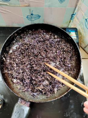 锅里放适量的食用油和香油，放入搅碎的紫菜，小火不停的翻炒变色！