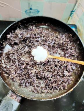 加入适量的盐翻炒均匀！