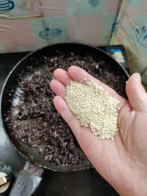 加入一把白芝麻翻拌均匀！
