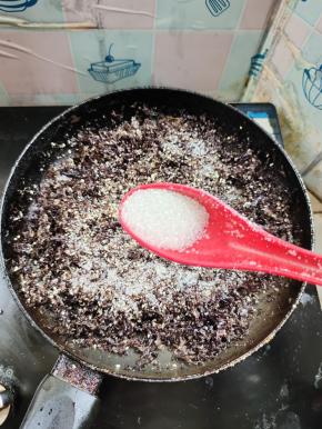 加入一勺白糖翻拌均匀！