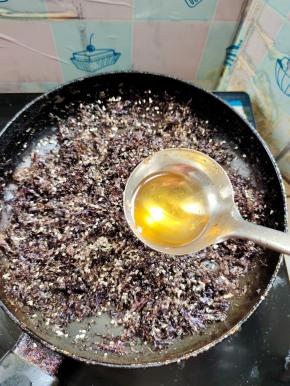 最后在加入适量的食用油翻拌至紫菜酥脆就可以了！