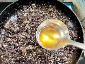 最后在加入适量的食用油翻拌至紫菜酥脆就可以了！
