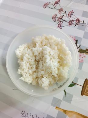 中午吃剩的米饭！（我这个米饭是按500克东北大米淘洗干净，控干水分，加入600克水，1克盐，2克食用油搅拌均匀，按煮饭键煮熟的！）