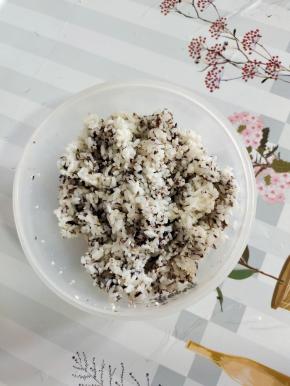 米饭里加入适量的熟白芝麻，食用油和香油，自制海苔碎翻拌均匀！