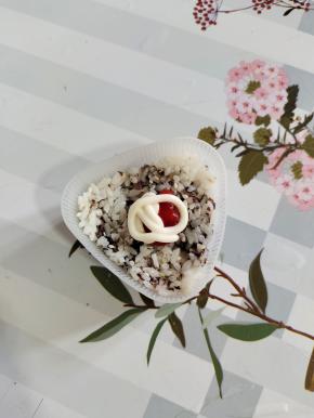 中间放入适量的番茄酱和沙拉酱调个味道！