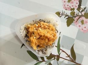 再放入孩子们爱吃的海苔肉松！（也可以换成孩子们爱吃的蔬菜丁，火腿丁，青豆，玉米之类的！）