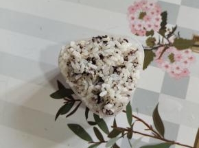 再放入适量的拌好的米饭！
