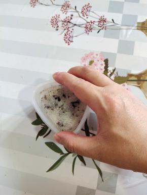 三角饭团模具的盖子盖上！用力按压一下，把饭团按压紧实！