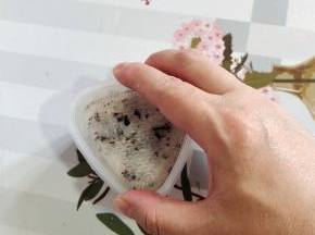 三角饭团模具的盖子盖上！用力按压一下，把饭团按压紧实！