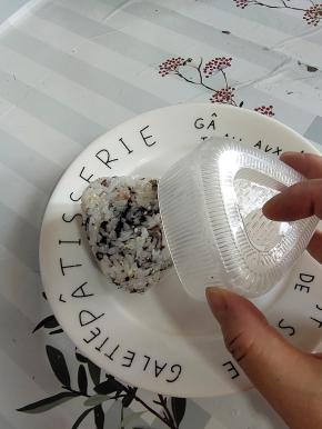 倒扣过来，就可以轻松脱模啦！（如果不好脱模，可以把三角饭团模具背后的那个开关按压一下，就很容易脱模了！）