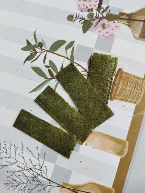 用剪刀把寿司海苔剪成长条！