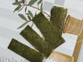 用剪刀把寿司海苔剪成长条！