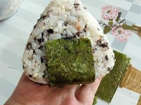 把三角饭团简单的装饰一下就可以开吃啦！