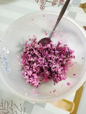 还剩下一点点米饭，我加了一小块儿红心火龙果进去，抓拌均匀成了粉色的米饭！