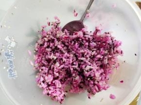 还剩下一点点米饭，我加了一小块儿红心火龙果进去，抓拌均匀成了粉色的米饭！