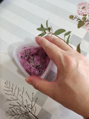 做了一个粉色的三角饭团，是不是颜值爆表，特别漂亮啊！