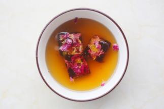 红糖加一碗温水化开备用。