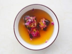红糖加一碗温水化开备用。