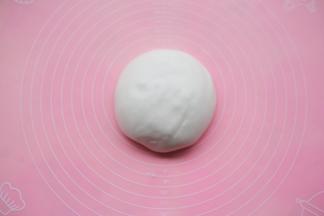 揉成光滑的面团，